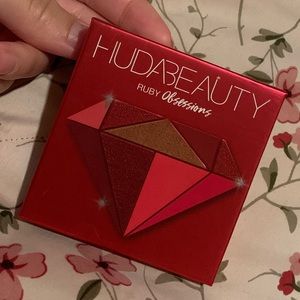 Huda Beauty Ruby obsession palette